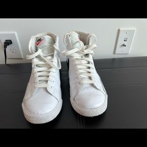 White Nike Blazers ‘77